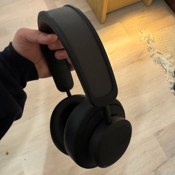 Urbanista Solar Power Noise Canceling Headphones Los Angeles with Case - Picture 3 of 12